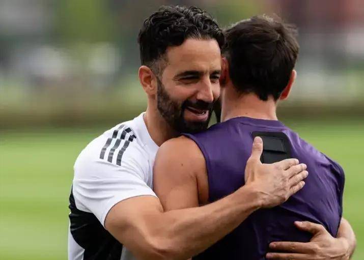 执教场均1.43分!曼联解职阿莫林,队长费尔南德斯发文致谢显成熟